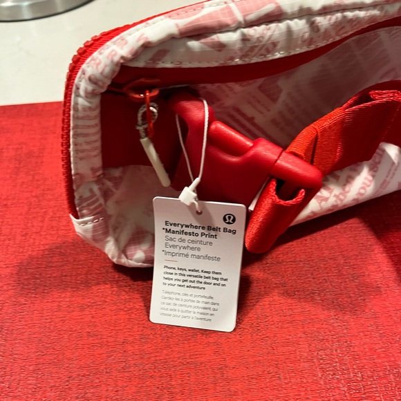 🍁ON SALE🍂LULULEMON AUTHENTIC EVERYWHERE BELT RED/WHITE MANIFESTO PRINT CROSSBODY - Picture 15 of 17